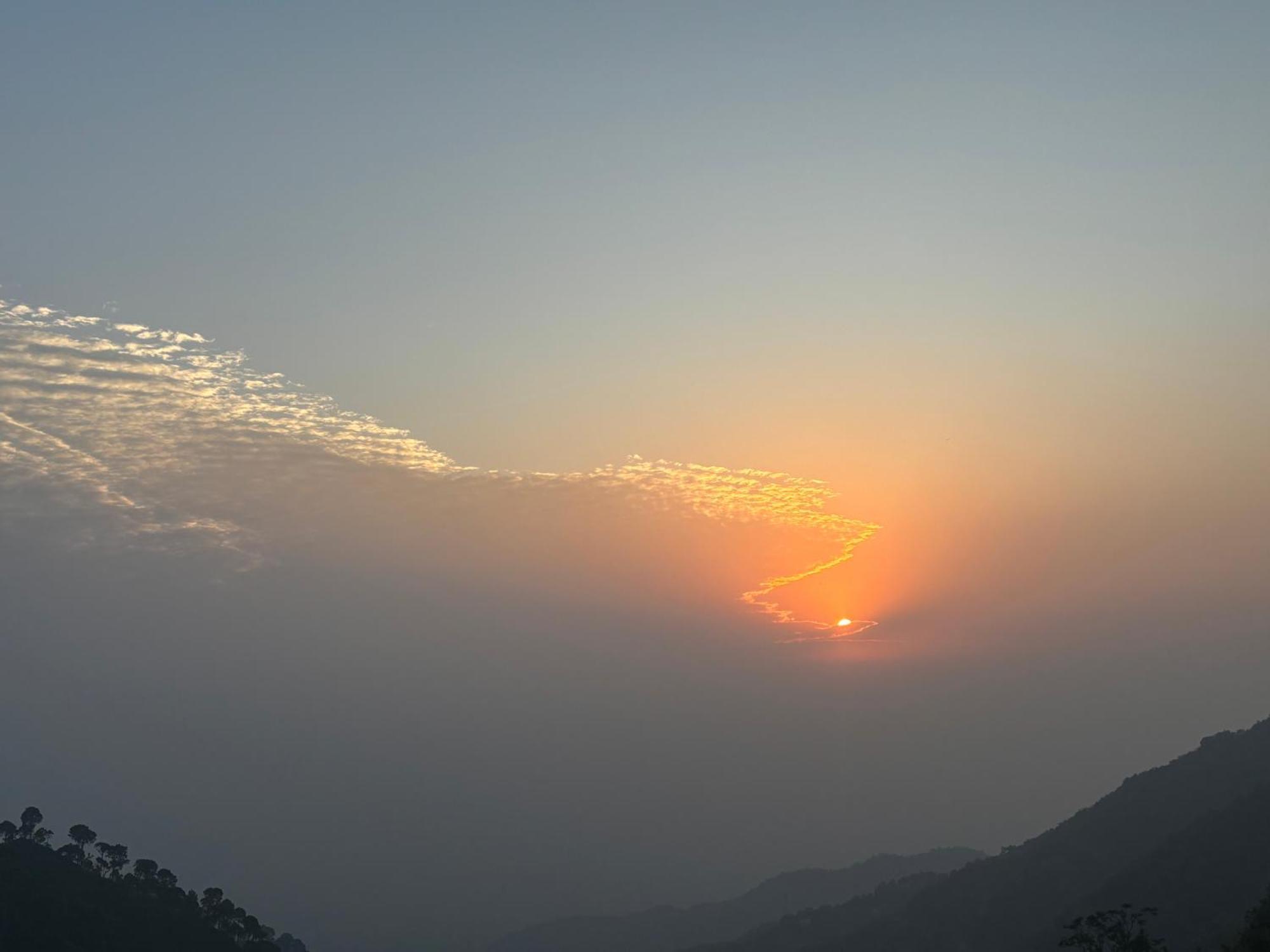 Panormic View By The North Edge Leilighet Kasauli Eksteriør bilde