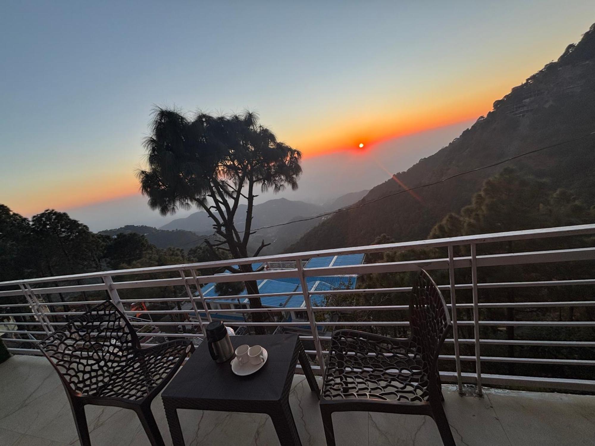 Panormic View By The North Edge Leilighet Kasauli Eksteriør bilde