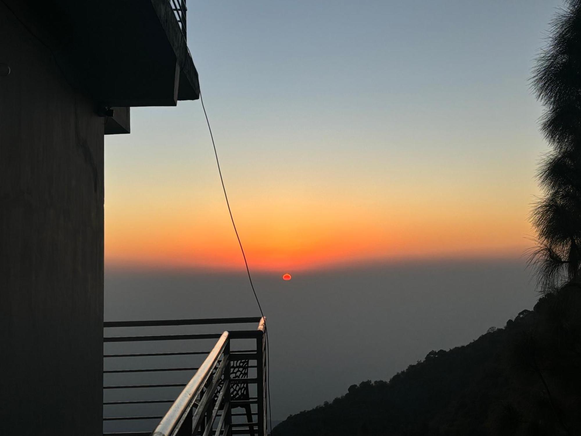 Panormic View By The North Edge Leilighet Kasauli Eksteriør bilde