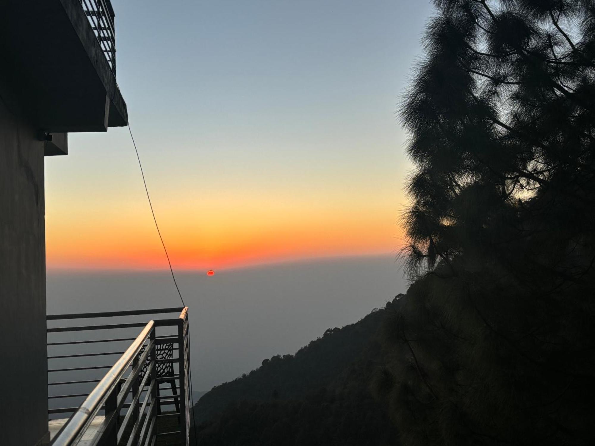 Panormic View By The North Edge Leilighet Kasauli Eksteriør bilde