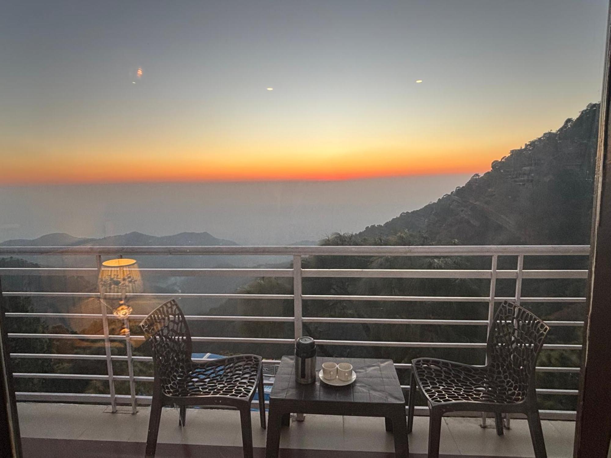 Panormic View By The North Edge Leilighet Kasauli Eksteriør bilde