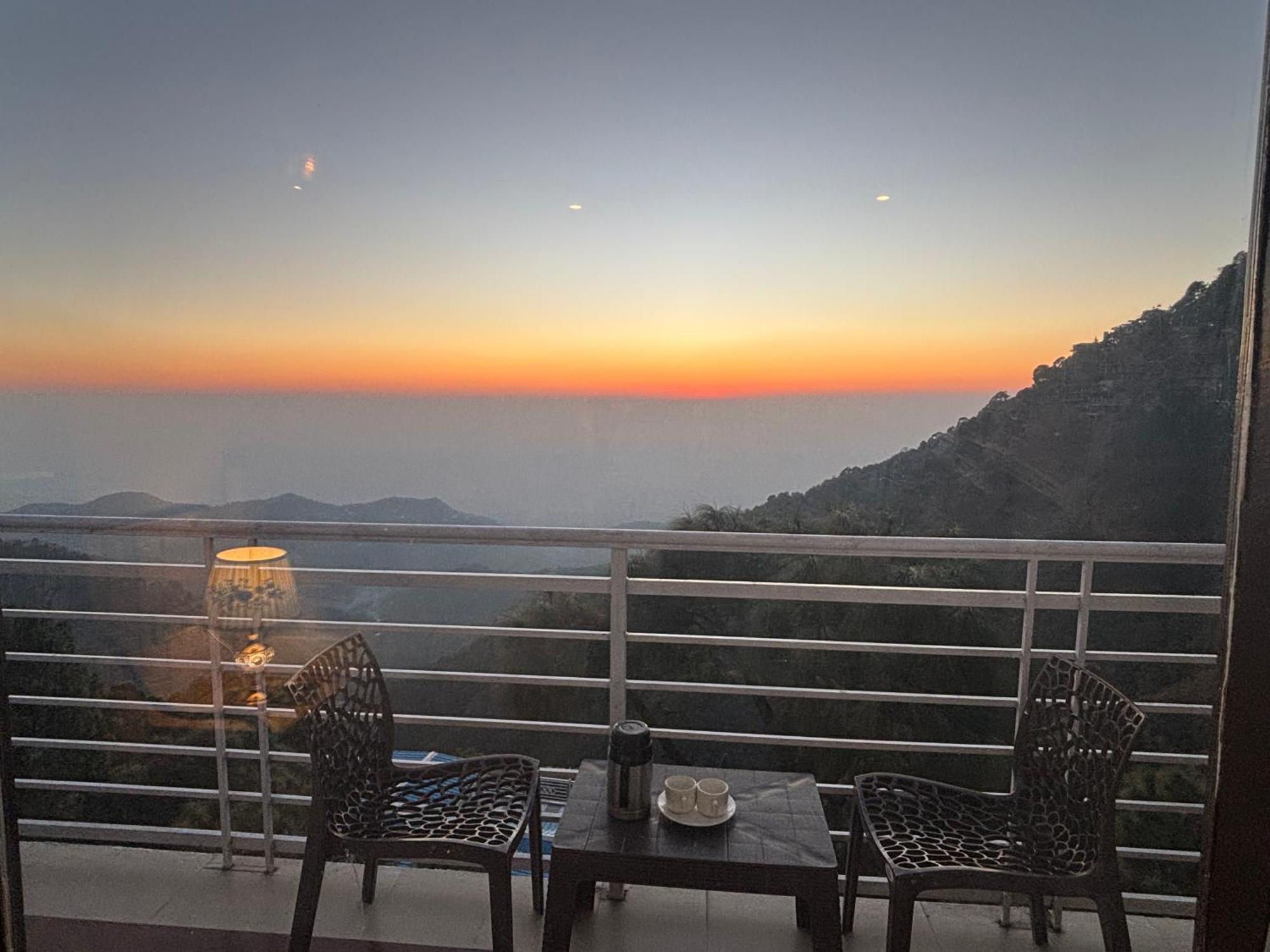 Panormic View By The North Edge Leilighet Kasauli Eksteriør bilde