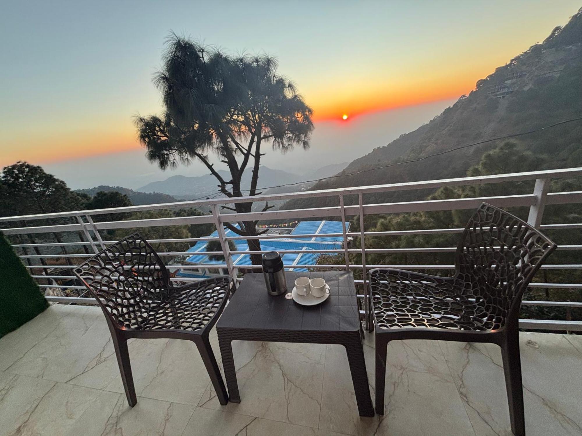 Panormic View By The North Edge Leilighet Kasauli Eksteriør bilde
